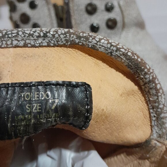 Distressed White Leather Metal Studs Corky's Girl Ankle Boots Size 7 PREOWNED - Picture 8 of 10